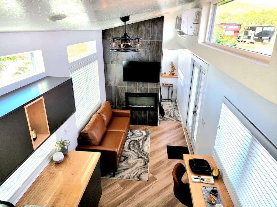 Designer Modern Tiny Home w All of The Amenities